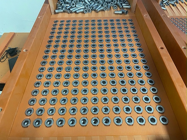 拉鉚釘