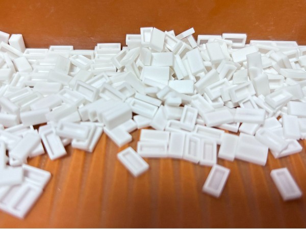 小陶瓷片人工擺盤效率太低？唯思特整列機助力企業高效生產