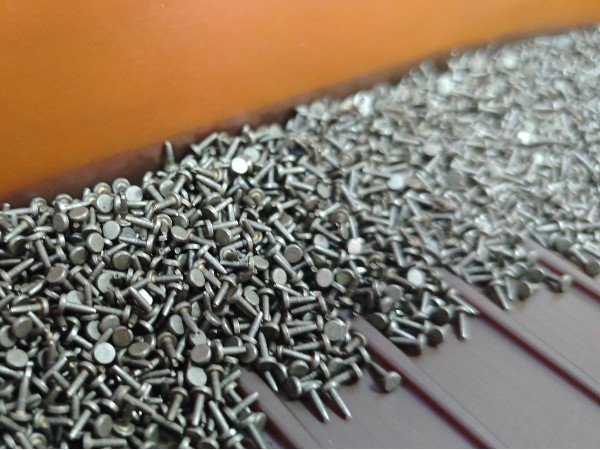 如何實現螺釘、鉚釘等五金件的自動化排列？唯思特整列機助你效率翻倍！