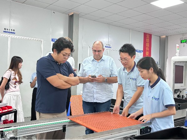 東莞唯思特接待葡萄牙客戶，整列機(jī)蓄勢(shì)待發(fā)進(jìn)軍海外